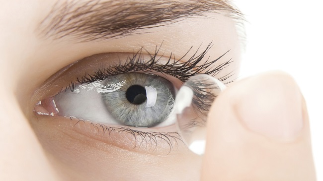 ۱۰ راهکار برای کاهش خشکی چشم با لنز