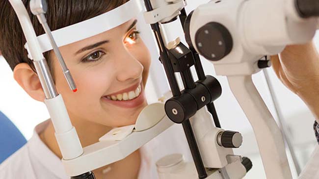 معاینه کامل چشم حداقل هر ۲ سال یکبار ضروری است