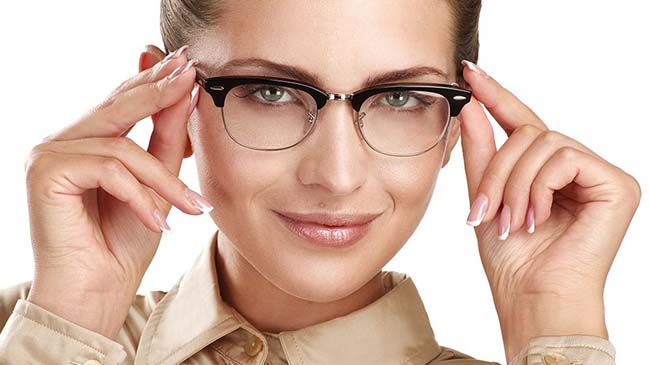 آیا استفاده از عینک در کاهش یا افزایش نمره چشم تاثیر دارد؟