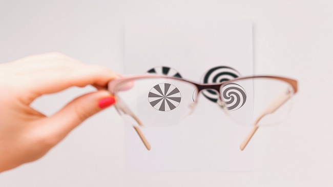 انتخاب بین لنزهای تماسی و عینک