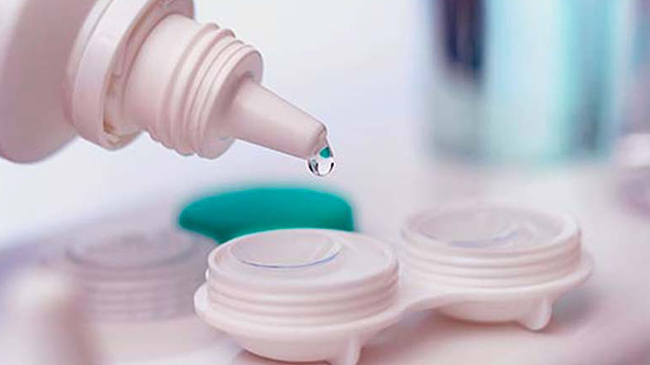 اهمیت شست‌وشوی صحیح لنزهای تماسی در پیشگیری از عفونت‌های چشمی