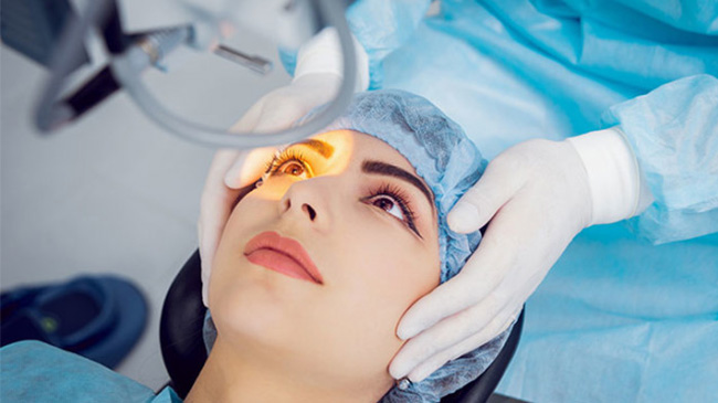 عمل لیزیک چشم چیست  و چه عوارضی دارد؟