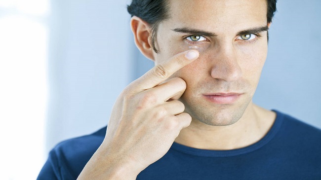 لنزهای تماسی برای چشم ضرر دارند؟