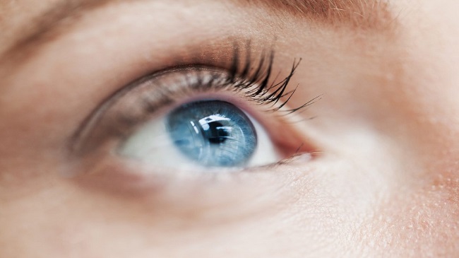 ۵ علامت زمان جایگزینی لنزهای تماسی
